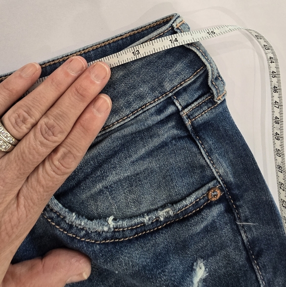 Size 4 AE midi shorts with eyelet lace pocket detail - Picture 2 of 5